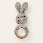 Hochet lapin tricoté à la main 100% coton et bois de hêtre rose